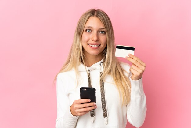 Menina segurando um celular