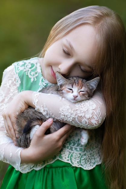 Menina segurando um gatinho