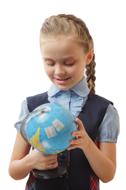 Menina segurando um globo do mundo em um fundo branco