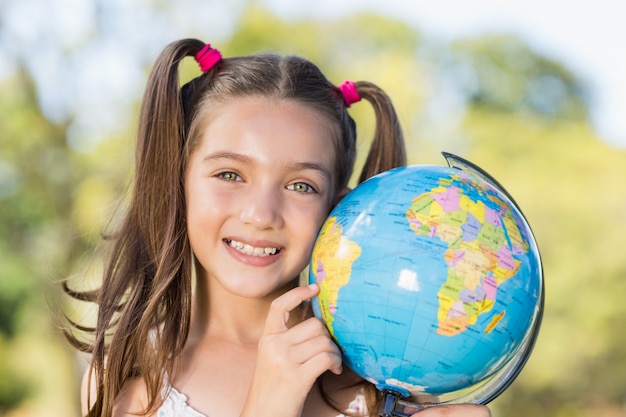 Menina segurando um globo