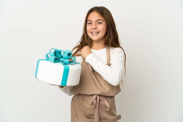 Menina segurando um grande bolo sobre um fundo branco isolado, comemorando uma vitória