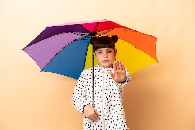 Menina segurando um guarda-chuva isolado