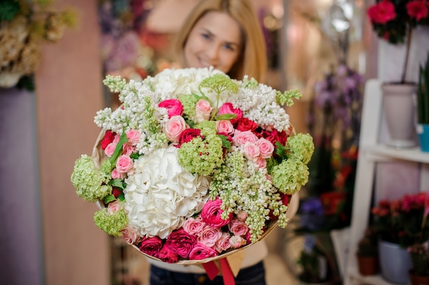 Menina segurando um lindo buquê de magnólias e rosas