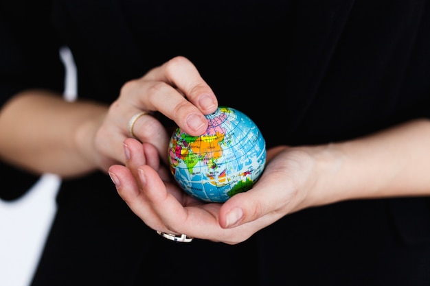 Menina segurando um modelo de terra, globo, mapa, todos os países