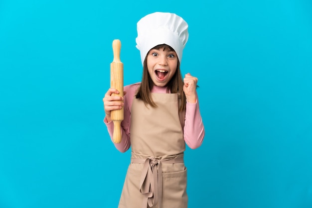 Menina segurando um rolo de massa isolado