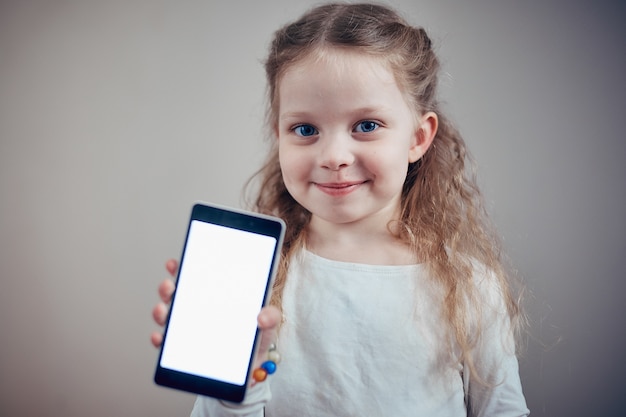 Menina segurando um smartphone com uma tela branca