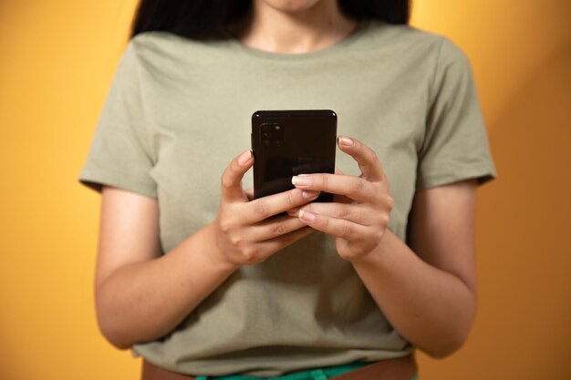 Menina segurando um telefone na mão