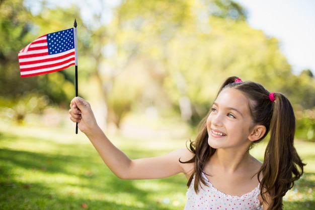 Menina segurando uma bandeira americana