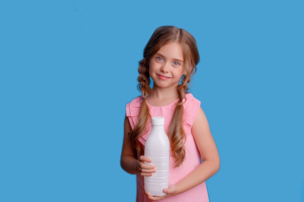 Menina segurando uma garrafa de leite