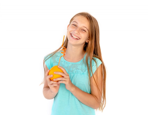 Menina segurando uma laranja com um canudo para suco