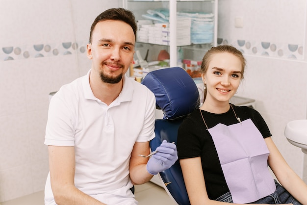 Menina sentada em uma cadeira no dentista