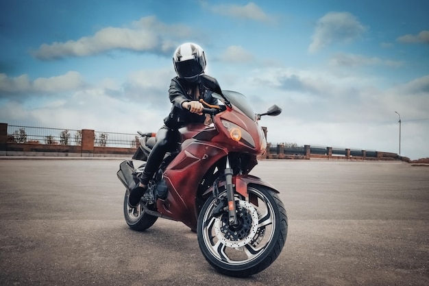 Foto menina sentada em uma motocicleta