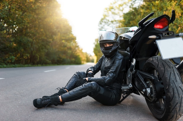 Menina sentada encostada na motocicleta