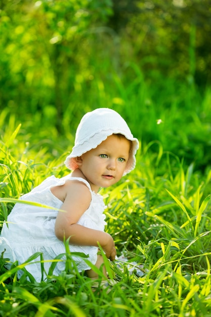 Foto menina sentada na grama verde