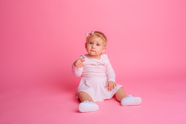 Menina sentada na rosa