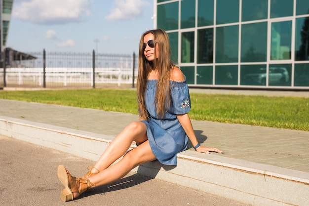 Menina sentada na rua num dia de verão.