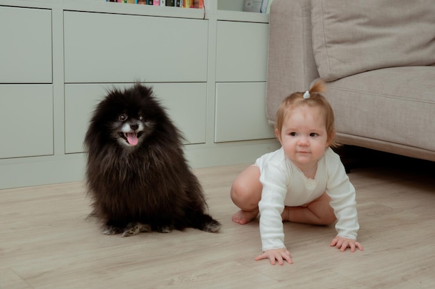 Menina sentada no chão ao lado do conceito de bebê cachorro e animais de estimação