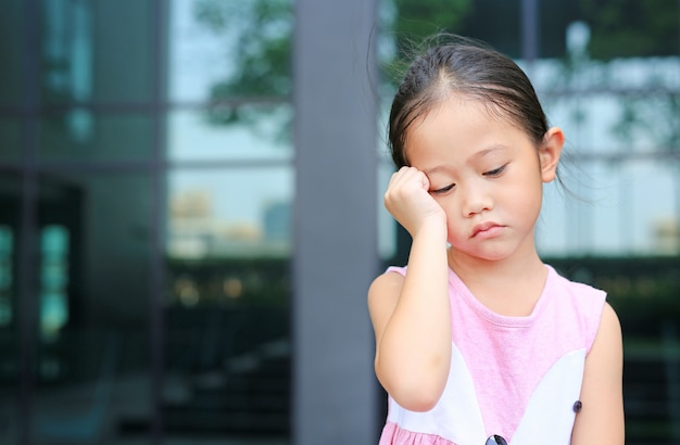 Foto menina séria com postura a mão na bochecha