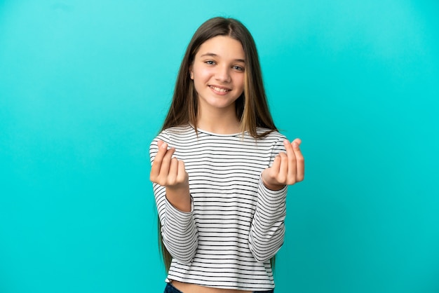 Menina sobre fundo azul isolado fazendo gesto de dinheiro