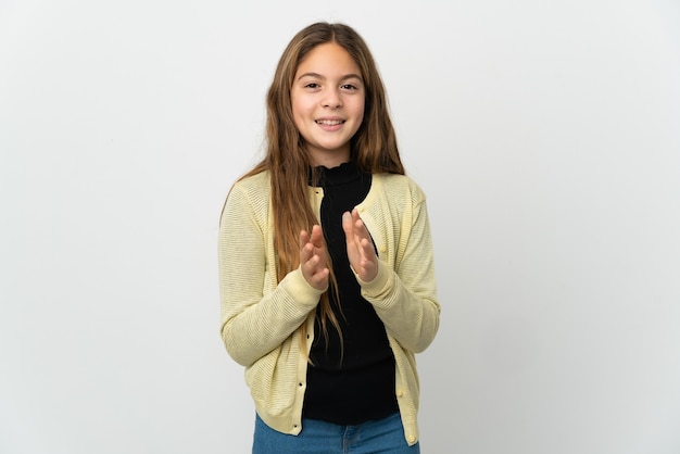 Menina sobre fundo branco isolado aplaudindo após apresentação em conferência