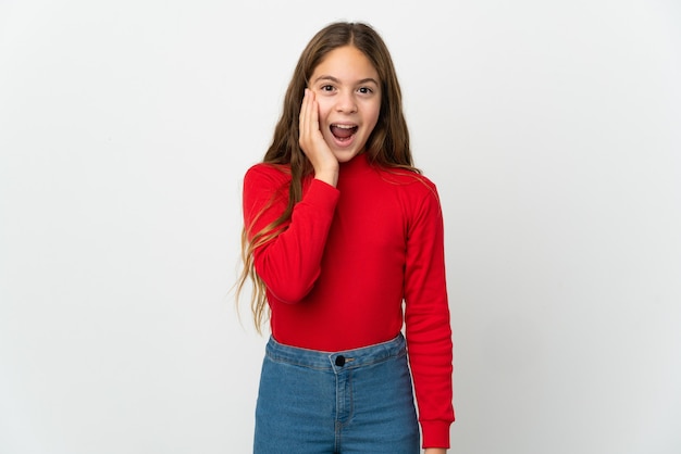 Menina sobre fundo branco isolado com expressão facial de surpresa e choque