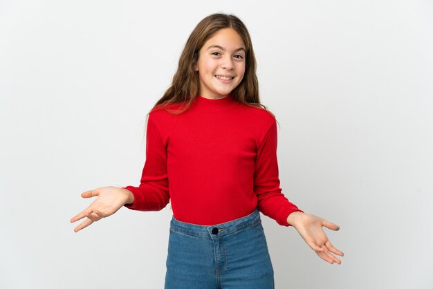 Menina sobre fundo branco isolado feliz e sorridente