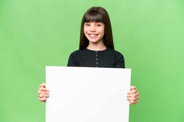 Menina sobre fundo chave de croma isolado segurando um cartaz vazio com expressão feliz