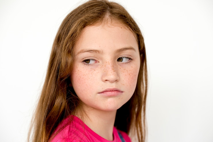 Foto menina solitária triste tédio depressão expressão