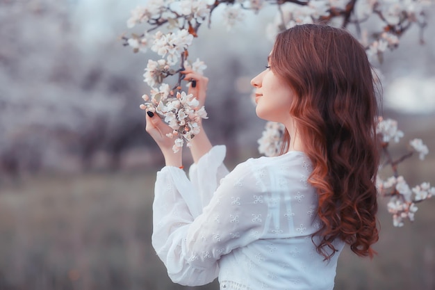 menina sonha vista traseira, menina feliz retrato de primavera no jardim florescendo, abril sazonal