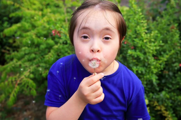 Menina soprando dente de leão