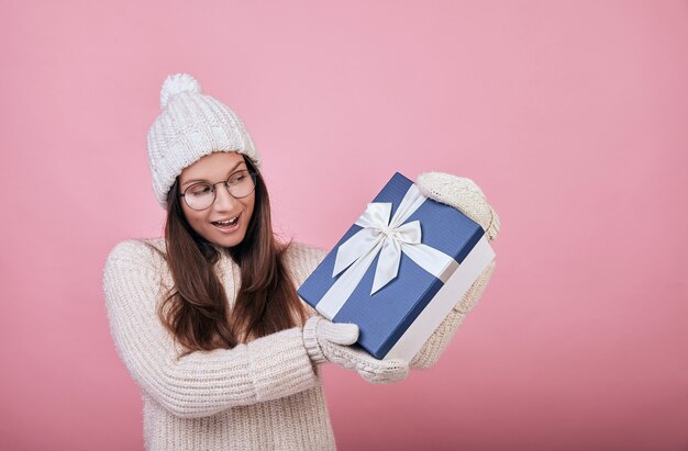 Menina sorridente alegre com presente