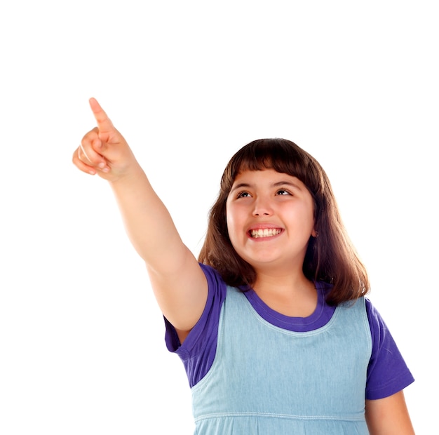 Foto menina sorridente apontando algo com o dedo