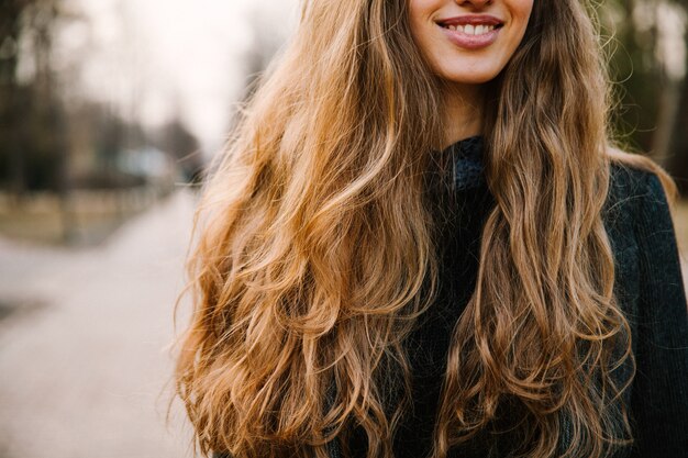 Menina sorridente, com, cabelo longo