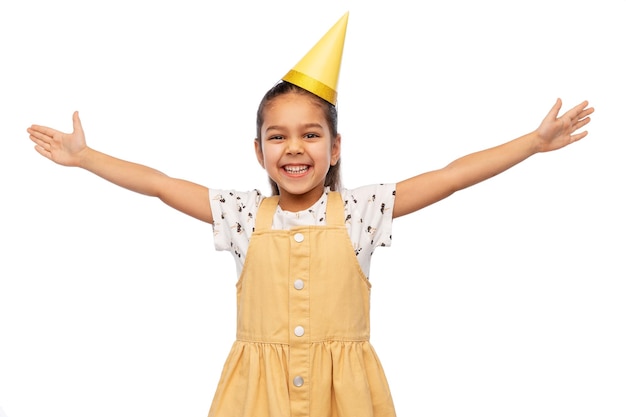 menina sorridente com chapéu de festa de aniversário