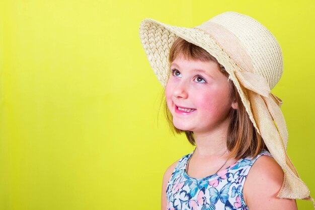 Menina sorridente com chapéu de palha