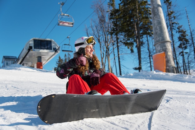 Menina sorridente com snowboard