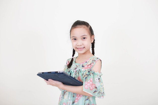 Menina sorridente, deitada no sofá confortável, desfrutando de jogar jogo  online no computador tablet digital viciada em tecnologia criança pequena  feliz usando aplicativos engraçados informações de navegação na web