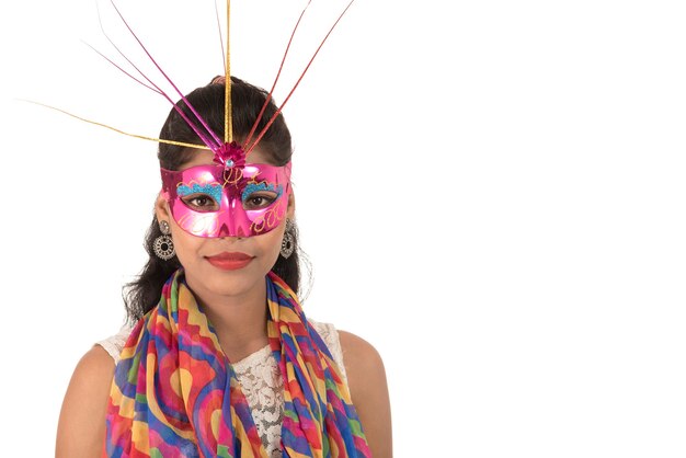 Menina sorridente e alegre usando máscara de carnaval isolada no branco