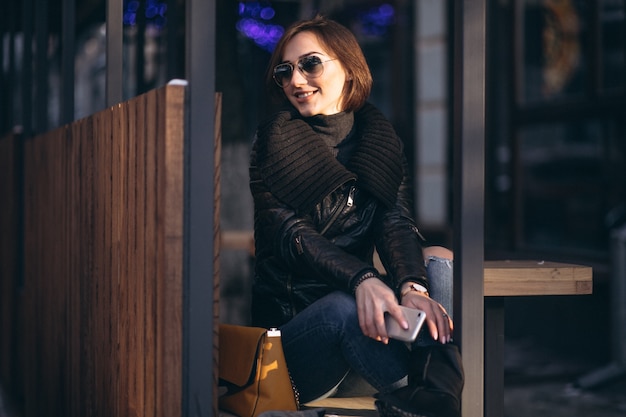 Menina sorridente e sentada em um banco