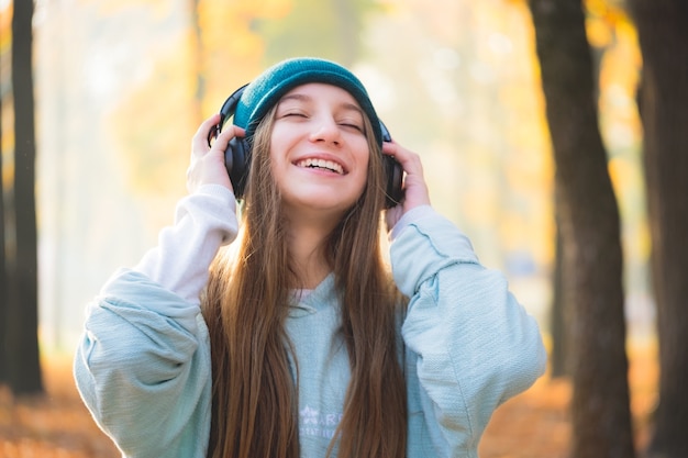 Menina sorridente em fones de ouvido