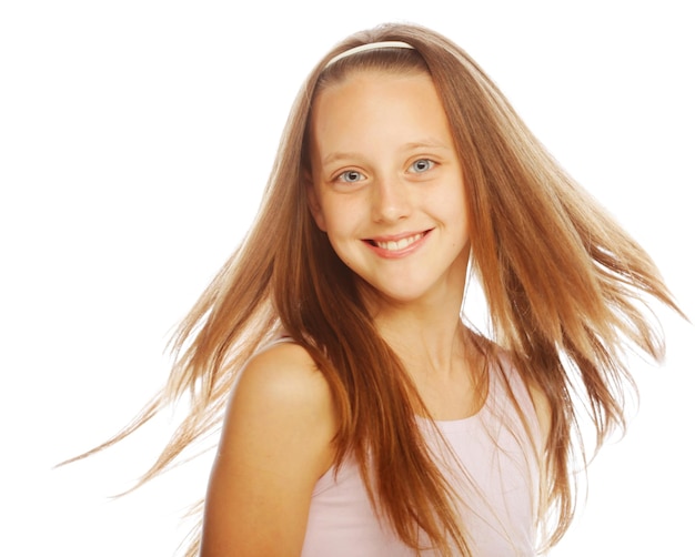 Foto menina sorridente em fundo branco em estúdio