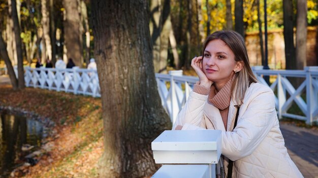 Menina sorridente em um parque da cidade em close-up