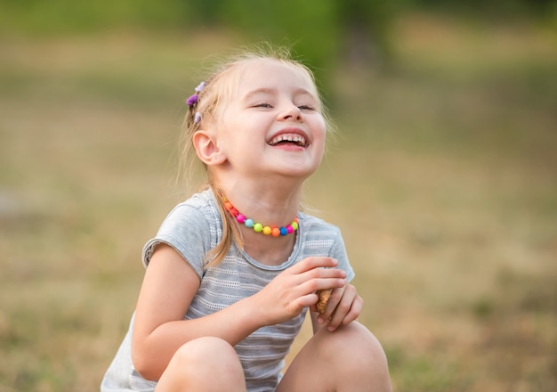 Menina sorridente em um parque de verão