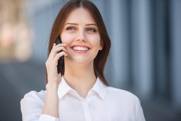 Menina sorridente falando no celular