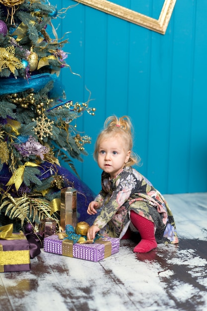 Menina sorridente feliz com caixa de presente de Natal.