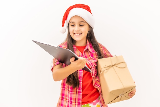 Menina sorridente feliz com caixa de presente de Natal