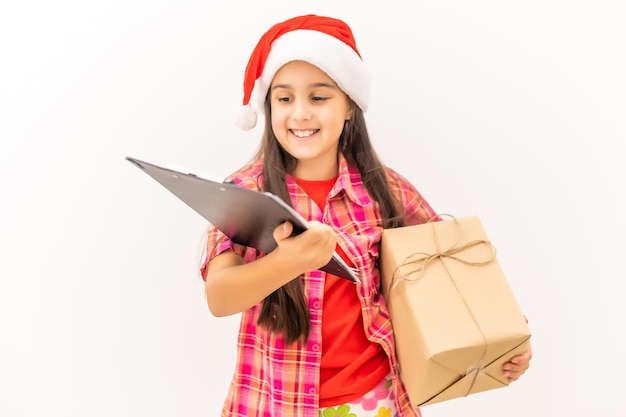 Menina sorridente feliz com caixa de presente de natal