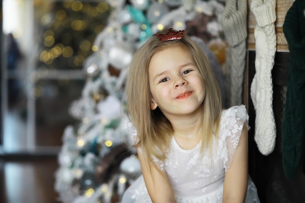 Menina sorridente feliz com caixa de presente de Natal