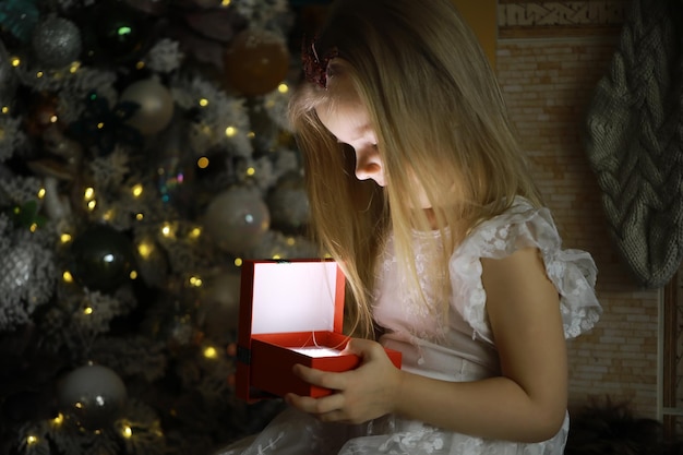 Menina sorridente feliz com caixa de presente de Natal