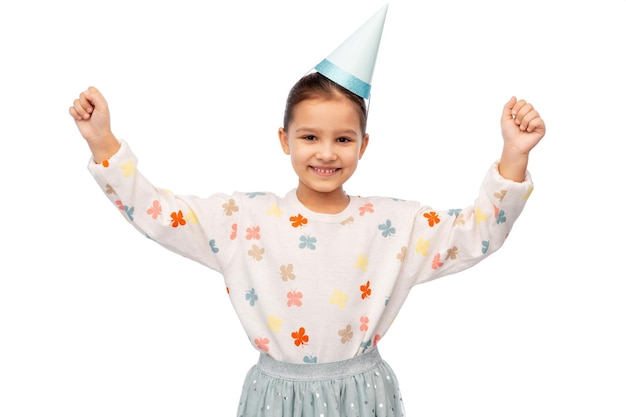 menina sorridente feliz com chapéu de festa de aniversário